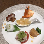 銀座アスター - 前菜盛り合わせ１２１０円。海老、クラゲ、ホタテ、蒸し鶏、イカ、焼豚。おかわりしたくなる、とても美味しい前菜です（╹◡╹）