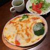 おしゃべりな亀 - 料理写真:トマトとブロッコリーの焼きオムライス、ホワイトソースかけ。