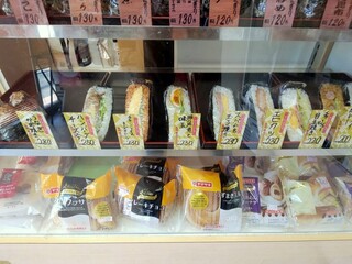 八千代 - 店内のショーケース（これがおむすびサンドだ）