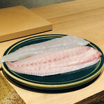 温石 - 根付きの石鯛。〆た翌日。太い。厚い。煌く背鰭下？の部位の脂。産卵前のこの時期だけの美味。サスエさんから『今日は真鯛と平目と石鯛があるデェ？』『石鯛を！』『そやろなぁ、グフッ』と前田氏、とのことでした