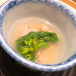 温石 - 春を呼ぶ手掘りのアサリと菜の花の温仕立て。一粒一粒丁寧に殻から外し、また一粒一粒、優しくお皿に盛り付けます。美しい！
      駿河湾にアサリの掘れる浅い砂地は無いので、これは恐らく愛知かな？