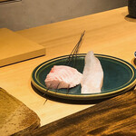 温石 - 石鯛に串を打ちます。なんで？
      アハッ、この後、石鯛にとっては拷問とも言える、炭の直当て画素待っています\(//∇//)\