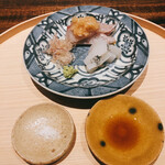 温石 - 石鯛と墨烏賊の二点盛り。塩、煮切り醤油は好みで