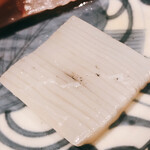 温石 - 裏返すと、表とは異なる直角方向に包丁目が。アハッ、そりゃそうか。同じ方向だと切り離れちゃいますもんね。でもこの丁寧な包丁が、内部の一番甘い部位を空気に触れさせ、珠玉の甘さに昇華させます