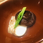 温石 - ヒラメと椎茸でした。緑は春野菜のうるい葉っぱかな？
      この椎茸が半端なく、ウンマイ