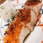 温石 - 金目鯛の炭火焼き。熱い油を回しかけた鱗のパリパリが大好き。付け醤油が脂とマリアージュして、なんとも甘い香りと味わいを演出します