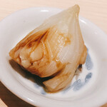 温石 - 藤枝だったかな、新玉葱の炭火蒸し。アルミホイルに包んでほぼほぼ一時間の愛の結晶