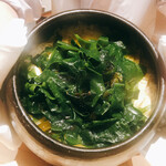 温石 - 知多の生ワカメと筍ご飯。ワカメは炊き上がりのご飯に乗せるだけで瞬時に茶色から緑色に変化。香りが違います