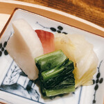 温石 - 香の物。手前は小松菜ですが、ラッコの生まれ故郷の広島菜を思い出しました