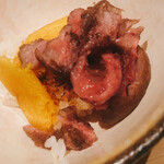 温石 - 三膳目です。炙った自家製唐墨とシンシンの炭火焼き。唐墨をシンシンで巻いてアンムッ。めくるめくグランパラディーソの世界が展開します