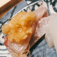 温石 - 通年獲れるものの、個体により岩場の海藻臭さが強過ぎるので、あまりお皿には乗りません。でも産卵前のこの時期だけは全くの別物。昨年口にしてから、一年待たれたとのことでした、、たしかにウンマイ！