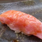 寿司割烹 魚紋 - 大トロ薄作り二枚重ね。