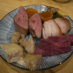 里葉亭 - ⑧盛り合わせ　牛タンのハム　やげん軟骨のスモーク　白レバー　金柑　もも肉　カマンベール