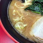 横濱家系ラーメン 勝鬨家 - 豚骨感も醤油感も強めのスープ。