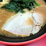 横濱家系ラーメン 勝鬨家 - チャーシューはスモーク。