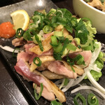 くわだ笑店 - ☆とりももたたき　皮の食感が良い♪