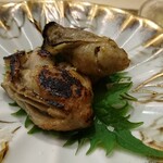 北野坂 木下 - この炭火焼きのお焦げ具合と薪の薫り。広島の牡蠣にしては大きいかも。