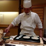 鮨みなと - カワハギの肝に入れるシャリを握ってくれています。