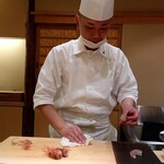 鮨みなと - ぼたん海老さばいてくれてます。