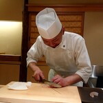 鮨みなと - 鮨ネタさばいてくれてます。