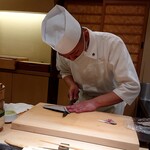 鮨みなと - 鯖をさばいてくれてます。