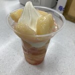 ミニストップ - 料理写真:たっぷり白桃パフェ