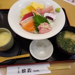 すし屋 銀蔵 - 海鮮ちらし丼　サラダ、茶碗蒸し、お椀付き　980円　/ 新宿1000円ランチの中では高いCP
