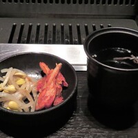 焼肉うしごろ 銀座並木通り店 - もやしナムル・キムチ　若布スープ