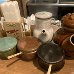 Ginza Isomura - 奥の左側からポン酢、ソース、手前左側からケチャップ、からし、岩塩。マヨネーズや醤油もお願いすると出してくれる。