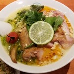 麺屋 六感堂 - トムガーガイラーメン＋日向鶏ロースト増し