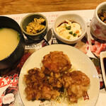 Mokkei - 唐揚げ食べ放題
                味噌汁 小鉢