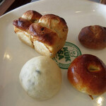 ククサ - レーズンミニ食パン(150円)、まめパン(100円)、ひとくちあんぱん(70円)、栗とクルミのパン(70円)