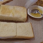 珈琲所コメダ珈琲店 - 上が追加のトースト(バター)、下がモーニングＤの何もついていないトーストと、小皿に紅玉りんごジャム