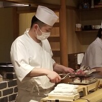 奈良 而今 - ④炭火炙り棒鯖(三重県産)寿司
                      網で土佐備長炭を鯖棒寿司の上に近付けで直火で炙ります
                      ガスバーナーでないので皮がベタつきません
                      でも網が触れるか触れないか位の距離で芳ばしく焼く方がより好みです