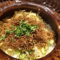 奈良 而今 - ⑮山菜(筍、うるい等)とちりめん山椒の炊き込みご飯
                    春らしい炊き込みご飯が登場！
                    山菜もちりめん山椒もたっぷりです
                    やっぱり華がありますね。