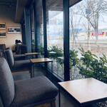 STARBUCKS COFFEE Furesupo Saku Inta- Ten - 窗户很大，座位之间的空间比较宽敞