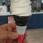 東毛酪農63℃ - 牧場ミルクソフトクリーム　竹炭コーン