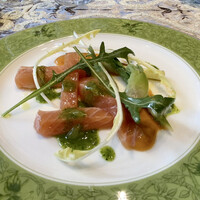 クリマ ディ トスカーナ - サクラマスのインサラータ
                    ピサンリ、行者ニンニク、タラの芽、ルーコラセルバチカ、春の香りが満載♪
                    ハーブの爽やかさにトマトの甘み、サクラマスのさっぱりとした程よい脂ののった味、もうそこに春が居ますよ♪