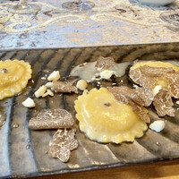 クリマ ディ トスカーナ - ラヴィオリ
                    新玉ねぎとマスカルポーネを詰め物にしたラヴィオリ、シェフの真骨頂の手打ちパスタ。
                    トスカーナのビアンケットトリュフ（春トリュフ）の春の香りと一緒にいただくラヴィオリ、まさにスペシャリテ♪