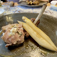 クリマ ディ トスカーナ - フランス産子羊
                      前日フランスより入荷したての子羊を、ロワール産の白アスパラガスと焼き蒸しにした料理です。
                      ラ ロッサはピエモンテの山羊のチーズ、そこに桜の葉を刻み合わせ、お肉に添えています。