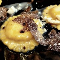 クリマ ディ トスカーナ - 新玉ねぎとマスカルポーネのラヴィオリ、ビアンケットトリュフ（春トリュフ)にマカデミアナッツ