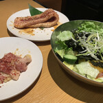 Yakiniku Kingu - にんにくスタミナ牛カルビ＆ハラミ、厚切り上カルビ、韓国風ピリ辛サラダ