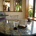 ルーラル・カフェ - 素敵なメキシコ製の丸テーブルとイス