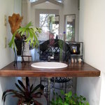 ルーラル・カフェ - ドアを開けてすぐの洗面台　白い壁にグリーンが映えます