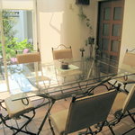 ルーラル・カフェ - 素敵なガラステーブル　イスも革張りで店内の雰囲気にピッタリ！