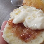 シュガー スプーン - イチゴジャムとクロテッドクリーム