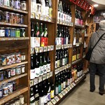 小山商店 - ワンカップ系もある。（左端）飲み終えてもコップとして使えるので全国色々と集めるのも楽しい。
