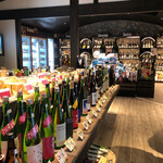 小山商店 - 奥のエリア。日本酒とワインコーナー。