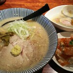 Yaki Miso Ramen Yadoya - 味噌らーめん 800円、海鮮バラちらし 500円