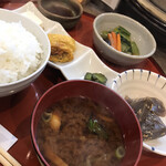 Imaike Shokudou Yoshimura - お味噌汁と小鉢たち、ご飯は大盛りになってました。